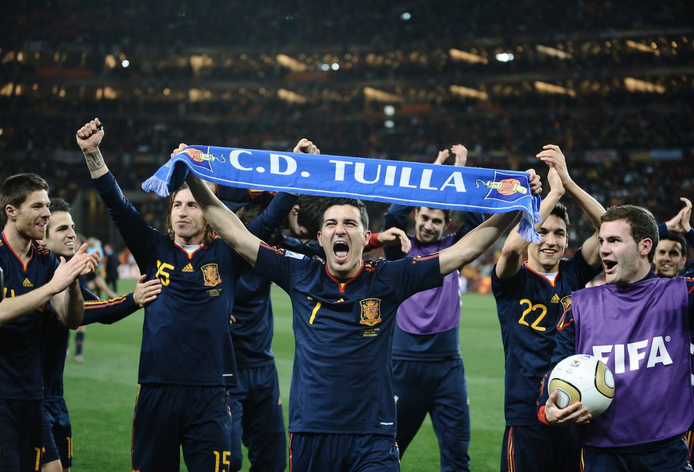 1 de julio de 2010. Estadio Soccer City de Johannesburgo. Fecha y escenario imborrable para la historia del fútbol español. Este sábado se celebra el décimo aniversario del día en que la Roja alcanzó la cima del mundo. España, tras noventa años de sinsabores, de encadenar decepciones y frustraciones, se proclamaba por fin campeona mundial. Un gol de Andrés Iniesta a los 116 minutos, con un disparo cruzado, sellaba el 1-0 sobre Holanda que coronaba a una generación dorada que 'levantó' Luis Aragonés para devolverla al centro europeo dos años antes en Viena y que después guió con su templanza Vicente del Bosque. 