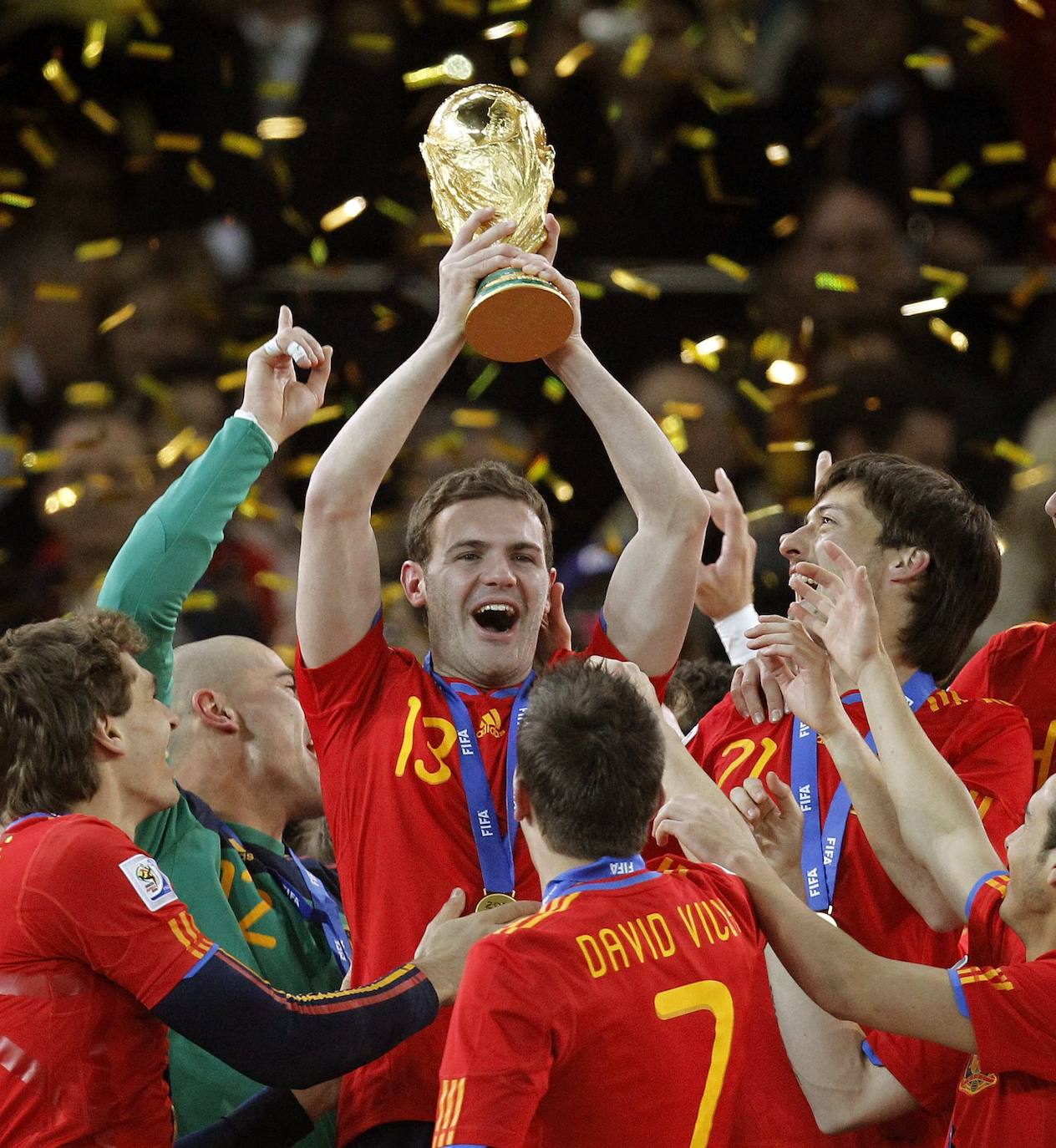 1 de julio de 2010. Estadio Soccer City de Johannesburgo. Fecha y escenario imborrable para la historia del fútbol español. Este sábado se celebra el décimo aniversario del día en que la Roja alcanzó la cima del mundo. España, tras noventa años de sinsabores, de encadenar decepciones y frustraciones, se proclamaba por fin campeona mundial. Un gol de Andrés Iniesta a los 116 minutos, con un disparo cruzado, sellaba el 1-0 sobre Holanda que coronaba a una generación dorada que 'levantó' Luis Aragonés para devolverla al centro europeo dos años antes en Viena y que después guió con su templanza Vicente del Bosque. 