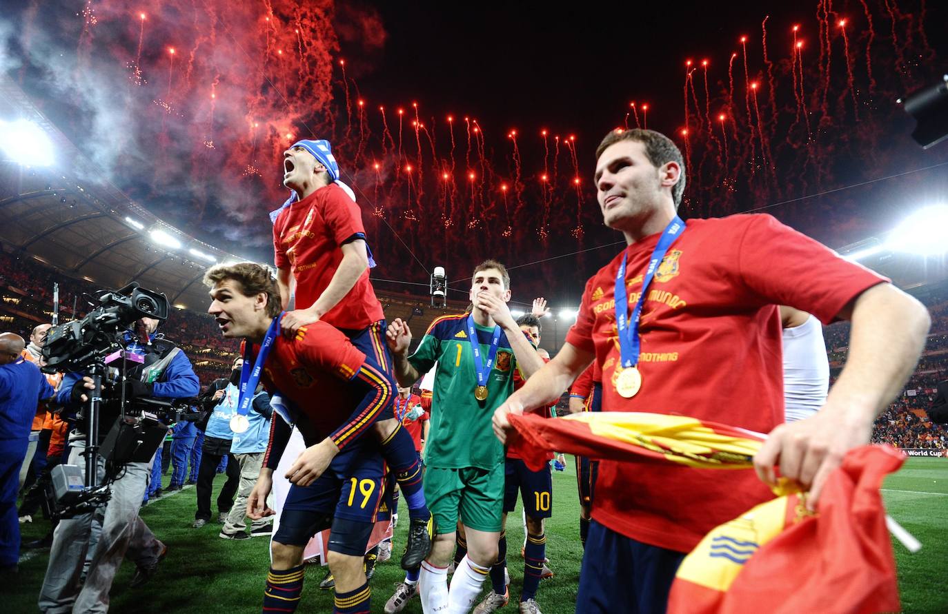 1 de julio de 2010. Estadio Soccer City de Johannesburgo. Fecha y escenario imborrable para la historia del fútbol español. Este sábado se celebra el décimo aniversario del día en que la Roja alcanzó la cima del mundo. España, tras noventa años de sinsabores, de encadenar decepciones y frustraciones, se proclamaba por fin campeona mundial. Un gol de Andrés Iniesta a los 116 minutos, con un disparo cruzado, sellaba el 1-0 sobre Holanda que coronaba a una generación dorada que 'levantó' Luis Aragonés para devolverla al centro europeo dos años antes en Viena y que después guió con su templanza Vicente del Bosque. 