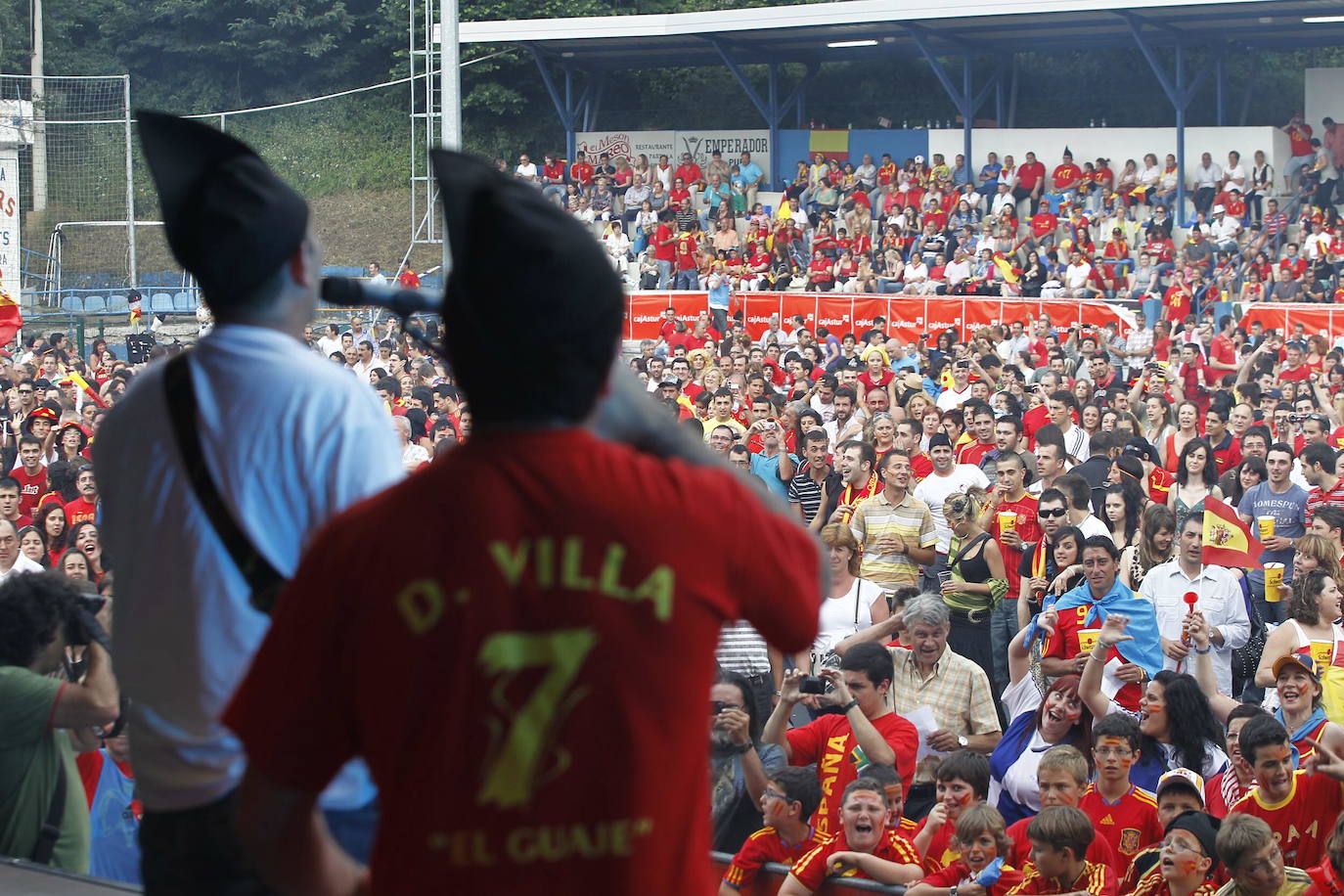 1 de julio de 2010. Estadio Soccer City de Johannesburgo. Fecha y escenario imborrable para la historia del fútbol español. Este sábado se celebra el décimo aniversario del día en que la Roja alcanzó la cima del mundo. España, tras noventa años de sinsabores, de encadenar decepciones y frustraciones, se proclamaba por fin campeona mundial. Un gol de Andrés Iniesta a los 116 minutos, con un disparo cruzado, sellaba el 1-0 sobre Holanda que coronaba a una generación dorada que 'levantó' Luis Aragonés para devolverla al centro europeo dos años antes en Viena y que después guió con su templanza Vicente del Bosque. 