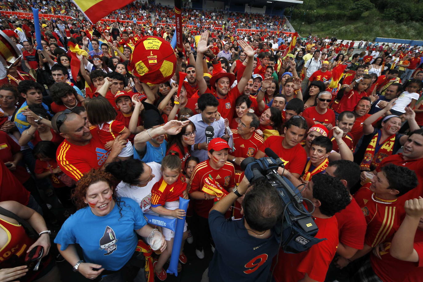 1 de julio de 2010. Estadio Soccer City de Johannesburgo. Fecha y escenario imborrable para la historia del fútbol español. Este sábado se celebra el décimo aniversario del día en que la Roja alcanzó la cima del mundo. España, tras noventa años de sinsabores, de encadenar decepciones y frustraciones, se proclamaba por fin campeona mundial. Un gol de Andrés Iniesta a los 116 minutos, con un disparo cruzado, sellaba el 1-0 sobre Holanda que coronaba a una generación dorada que 'levantó' Luis Aragonés para devolverla al centro europeo dos años antes en Viena y que después guió con su templanza Vicente del Bosque. 