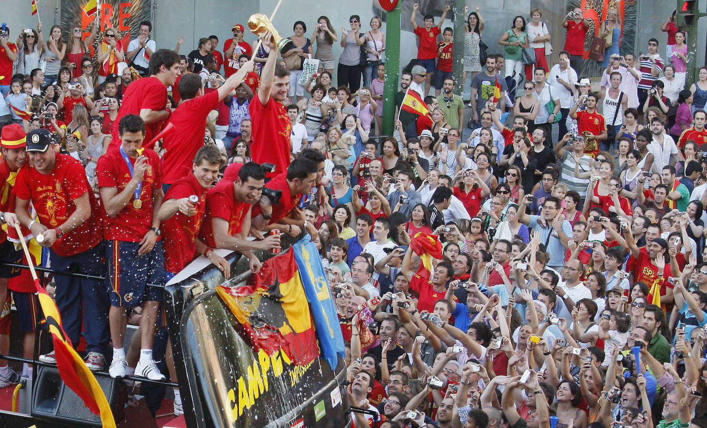 1 de julio de 2010. Estadio Soccer City de Johannesburgo. Fecha y escenario imborrable para la historia del fútbol español. Este sábado se celebra el décimo aniversario del día en que la Roja alcanzó la cima del mundo. España, tras noventa años de sinsabores, de encadenar decepciones y frustraciones, se proclamaba por fin campeona mundial. Un gol de Andrés Iniesta a los 116 minutos, con un disparo cruzado, sellaba el 1-0 sobre Holanda que coronaba a una generación dorada que 'levantó' Luis Aragonés para devolverla al centro europeo dos años antes en Viena y que después guió con su templanza Vicente del Bosque. 