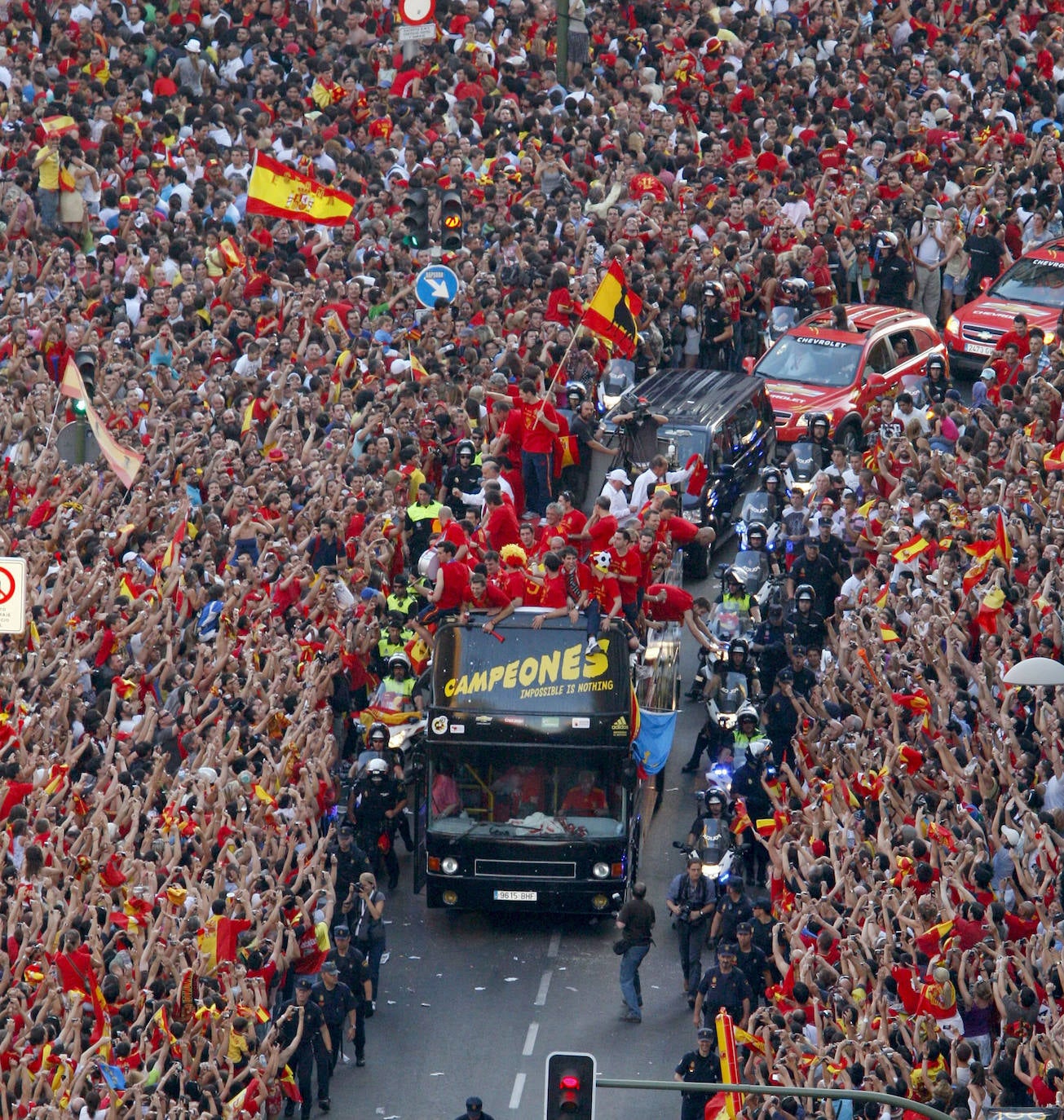 1 de julio de 2010. Estadio Soccer City de Johannesburgo. Fecha y escenario imborrable para la historia del fútbol español. Este sábado se celebra el décimo aniversario del día en que la Roja alcanzó la cima del mundo. España, tras noventa años de sinsabores, de encadenar decepciones y frustraciones, se proclamaba por fin campeona mundial. Un gol de Andrés Iniesta a los 116 minutos, con un disparo cruzado, sellaba el 1-0 sobre Holanda que coronaba a una generación dorada que 'levantó' Luis Aragonés para devolverla al centro europeo dos años antes en Viena y que después guió con su templanza Vicente del Bosque. 