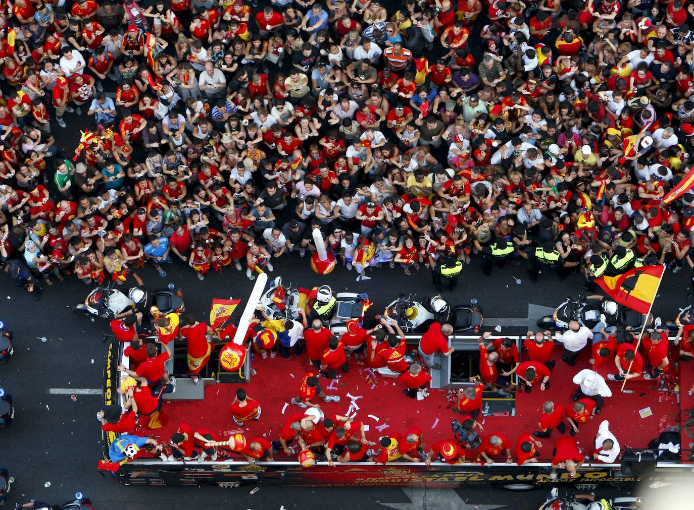 1 de julio de 2010. Estadio Soccer City de Johannesburgo. Fecha y escenario imborrable para la historia del fútbol español. Este sábado se celebra el décimo aniversario del día en que la Roja alcanzó la cima del mundo. España, tras noventa años de sinsabores, de encadenar decepciones y frustraciones, se proclamaba por fin campeona mundial. Un gol de Andrés Iniesta a los 116 minutos, con un disparo cruzado, sellaba el 1-0 sobre Holanda que coronaba a una generación dorada que 'levantó' Luis Aragonés para devolverla al centro europeo dos años antes en Viena y que después guió con su templanza Vicente del Bosque. 