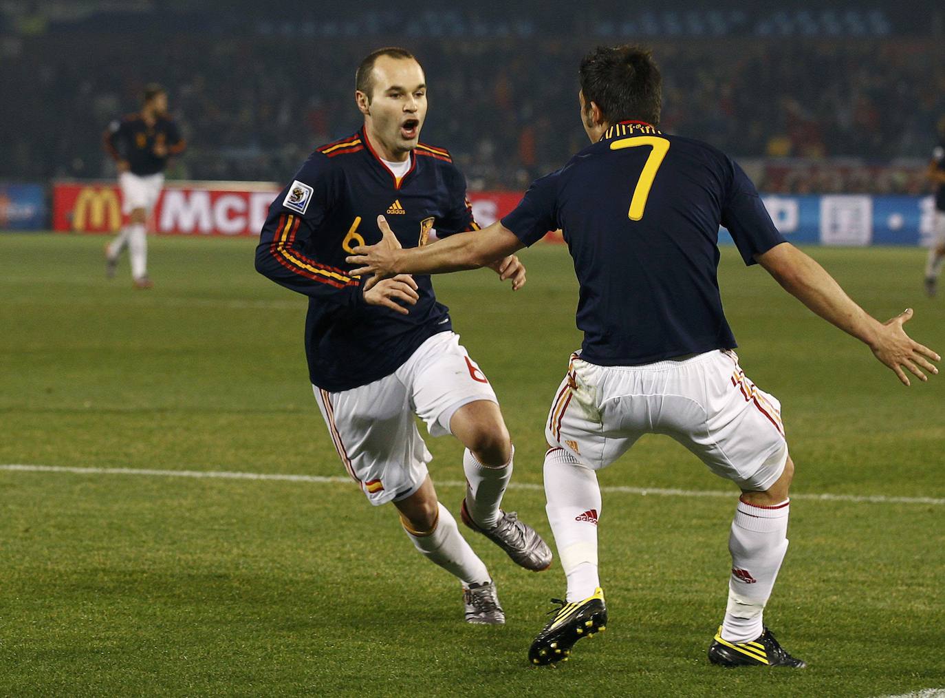 1 de julio de 2010. Estadio Soccer City de Johannesburgo. Fecha y escenario imborrable para la historia del fútbol español. Este sábado se celebra el décimo aniversario del día en que la Roja alcanzó la cima del mundo. España, tras noventa años de sinsabores, de encadenar decepciones y frustraciones, se proclamaba por fin campeona mundial. Un gol de Andrés Iniesta a los 116 minutos, con un disparo cruzado, sellaba el 1-0 sobre Holanda que coronaba a una generación dorada que 'levantó' Luis Aragonés para devolverla al centro europeo dos años antes en Viena y que después guió con su templanza Vicente del Bosque. 