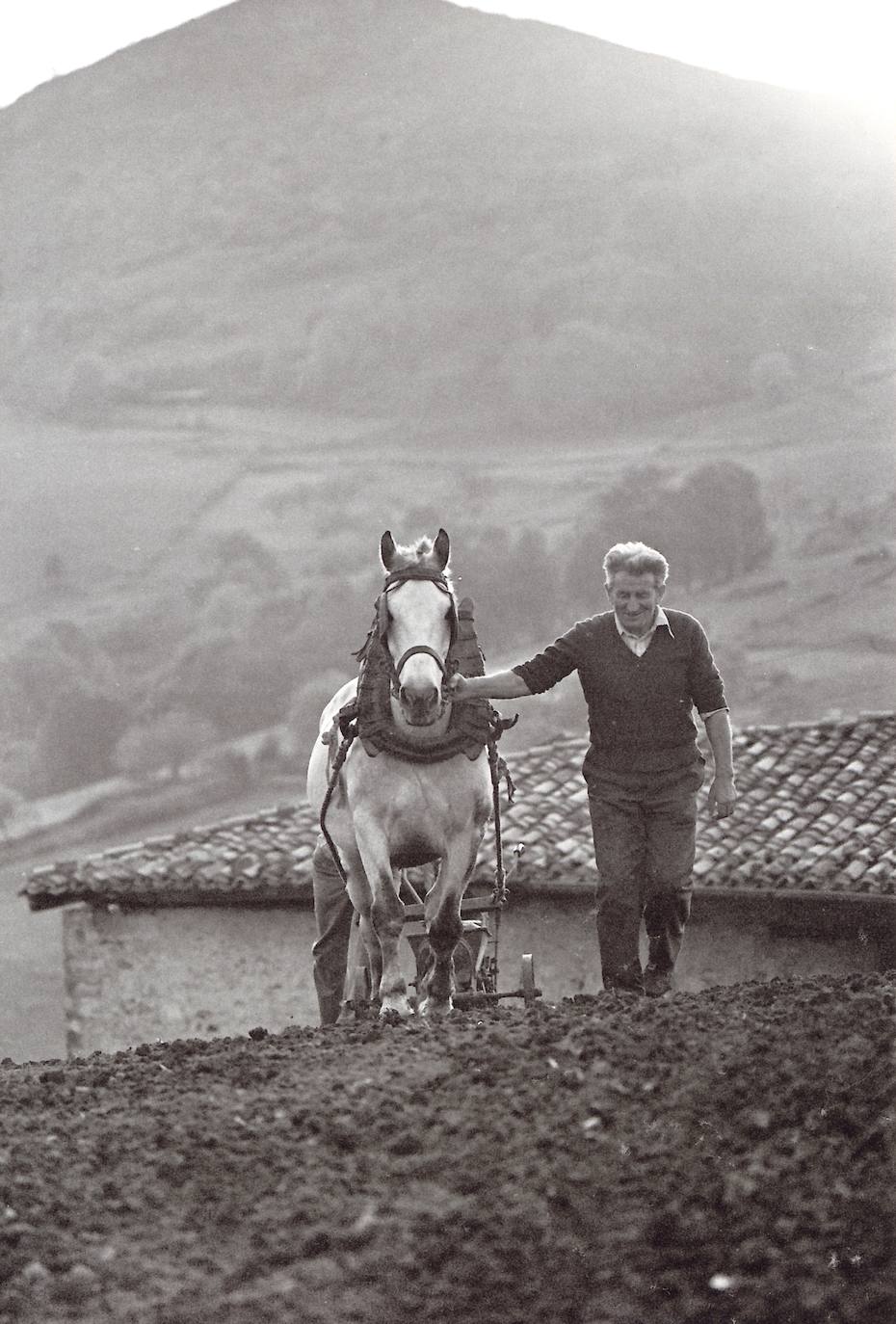 Se ha inaugurado en el Museo Etnográfico del Oriente de Asturias, en Porrúa (Llanes), la exposición 'Juan Ardisana. Fotografías del oriente de Asturias, 1977-1990', organizada por este museo y el Muséu del Pueblu d'Asturies, dentro de las actividades de la Red de Museos Etnográficos de Asturias. En esta exposición se muestra por primera vez al público la obra más personal de este fotógrafo aficionado, riosellano de nacimiento y llanisco de adopción, que pocas fiestas del oriente asturiano dejó por recorrer. Se exponen 46 positivos fotográficos en blanco y negro y color, así como un audiovisual con cincuenta fotografías, que se han seleccionado del fondo fotográfico que Juan Ardisana ha donado al Muséu del Pueblu d'Asturies, formado en la actualidad por un total de 215 fotografías.