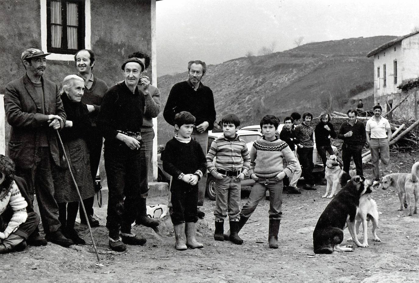 Se ha inaugurado en el Museo Etnográfico del Oriente de Asturias, en Porrúa (Llanes), la exposición 'Juan Ardisana. Fotografías del oriente de Asturias, 1977-1990', organizada por este museo y el Muséu del Pueblu d'Asturies, dentro de las actividades de la Red de Museos Etnográficos de Asturias. En esta exposición se muestra por primera vez al público la obra más personal de este fotógrafo aficionado, riosellano de nacimiento y llanisco de adopción, que pocas fiestas del oriente asturiano dejó por recorrer. Se exponen 46 positivos fotográficos en blanco y negro y color, así como un audiovisual con cincuenta fotografías, que se han seleccionado del fondo fotográfico que Juan Ardisana ha donado al Muséu del Pueblu d'Asturies, formado en la actualidad por un total de 215 fotografías.