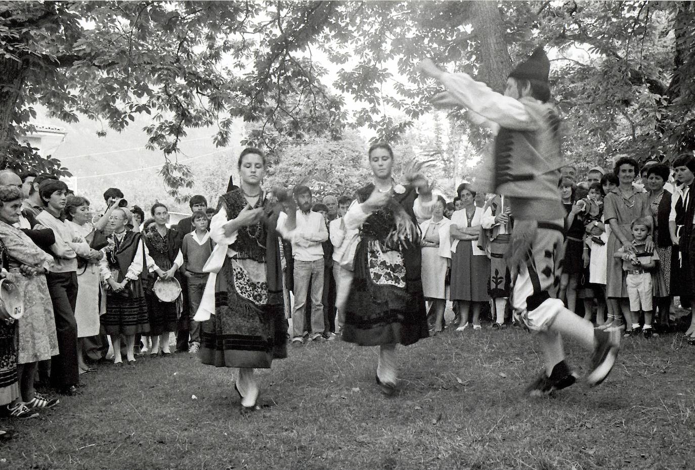 Se ha inaugurado en el Museo Etnográfico del Oriente de Asturias, en Porrúa (Llanes), la exposición 'Juan Ardisana. Fotografías del oriente de Asturias, 1977-1990', organizada por este museo y el Muséu del Pueblu d'Asturies, dentro de las actividades de la Red de Museos Etnográficos de Asturias. En esta exposición se muestra por primera vez al público la obra más personal de este fotógrafo aficionado, riosellano de nacimiento y llanisco de adopción, que pocas fiestas del oriente asturiano dejó por recorrer. Se exponen 46 positivos fotográficos en blanco y negro y color, así como un audiovisual con cincuenta fotografías, que se han seleccionado del fondo fotográfico que Juan Ardisana ha donado al Muséu del Pueblu d'Asturies, formado en la actualidad por un total de 215 fotografías.