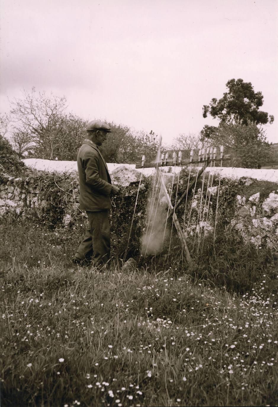 Se ha inaugurado en el Museo Etnográfico del Oriente de Asturias, en Porrúa (Llanes), la exposición 'Juan Ardisana. Fotografías del oriente de Asturias, 1977-1990', organizada por este museo y el Muséu del Pueblu d'Asturies, dentro de las actividades de la Red de Museos Etnográficos de Asturias. En esta exposición se muestra por primera vez al público la obra más personal de este fotógrafo aficionado, riosellano de nacimiento y llanisco de adopción, que pocas fiestas del oriente asturiano dejó por recorrer. Se exponen 46 positivos fotográficos en blanco y negro y color, así como un audiovisual con cincuenta fotografías, que se han seleccionado del fondo fotográfico que Juan Ardisana ha donado al Muséu del Pueblu d'Asturies, formado en la actualidad por un total de 215 fotografías.