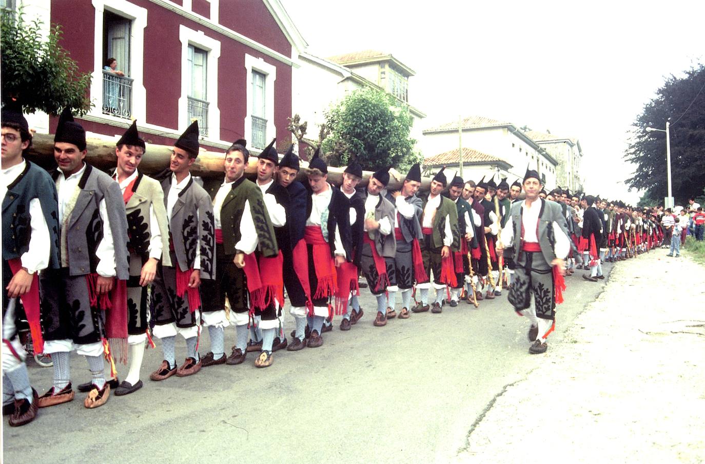 Se ha inaugurado en el Museo Etnográfico del Oriente de Asturias, en Porrúa (Llanes), la exposición 'Juan Ardisana. Fotografías del oriente de Asturias, 1977-1990', organizada por este museo y el Muséu del Pueblu d'Asturies, dentro de las actividades de la Red de Museos Etnográficos de Asturias. En esta exposición se muestra por primera vez al público la obra más personal de este fotógrafo aficionado, riosellano de nacimiento y llanisco de adopción, que pocas fiestas del oriente asturiano dejó por recorrer. Se exponen 46 positivos fotográficos en blanco y negro y color, así como un audiovisual con cincuenta fotografías, que se han seleccionado del fondo fotográfico que Juan Ardisana ha donado al Muséu del Pueblu d'Asturies, formado en la actualidad por un total de 215 fotografías.