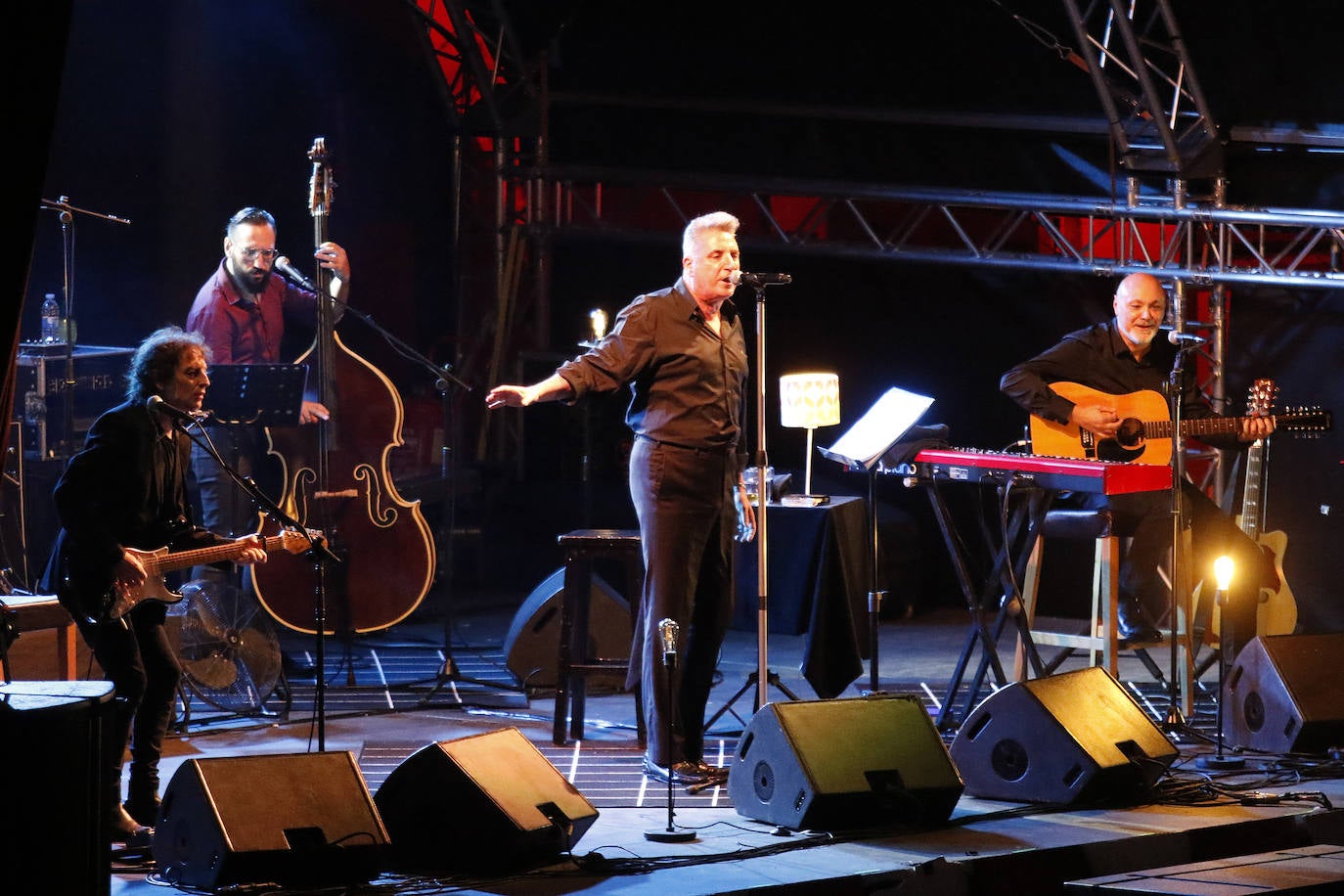 Fotos: Loquillo lanza en Gijón su conjura de lírica para los malos tiempos