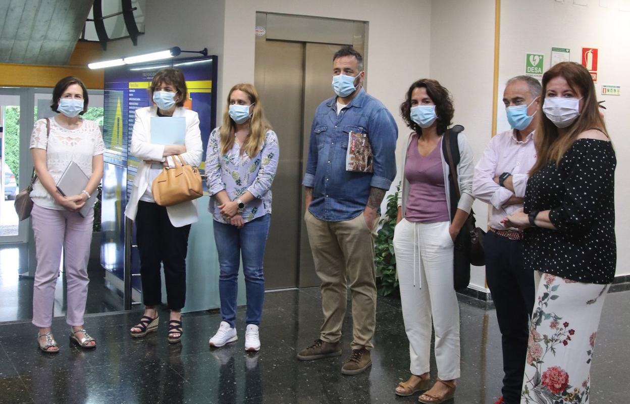 Leticia Bilbao (Fade); Adelia García (Inspección de Trabajo); Nerea Monroy (UGT); Gerardo Argüelles (CC OO); Kai Solagaistua (Inspección Provincial) y Javier Rodríguez y Miryam Hernández (IAPRL). 
