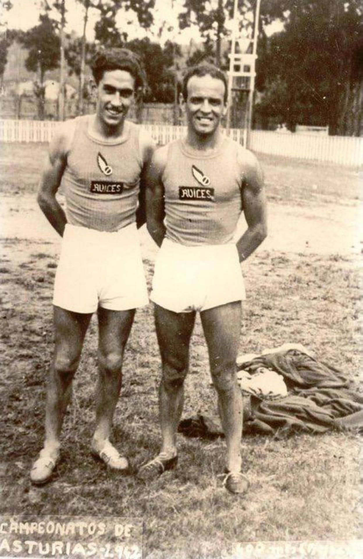José Fernández 'Ferrador' posa con uno de sus muchos trofeos. Armando Benítez y Granda en los Campeonatos de Asturias de 1942. Alberto Hernández, a la izquierda, primer secretario tras su reaparición.