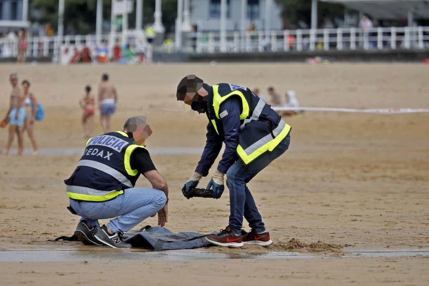 Los Tedax se llevaron una pieza metálica hallada en el arenal ante la posibilidad de que formara parte de un obús y la Policía acordonó cerca de dos horas parte de la playa gijonesa. Finalmente se trata de una bengala de submarino.