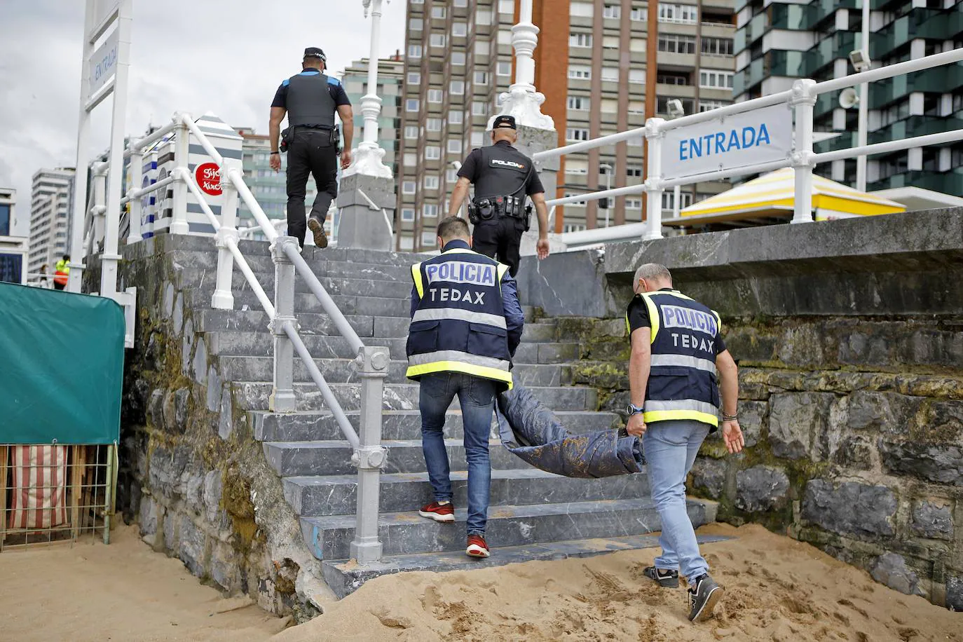 Los Tedax se llevaron una pieza metálica hallada en el arenal ante la posibilidad de que formara parte de un obús y la Policía acordonó cerca de dos horas parte de la playa gijonesa. Finalmente se trata de una bengala de submarino.