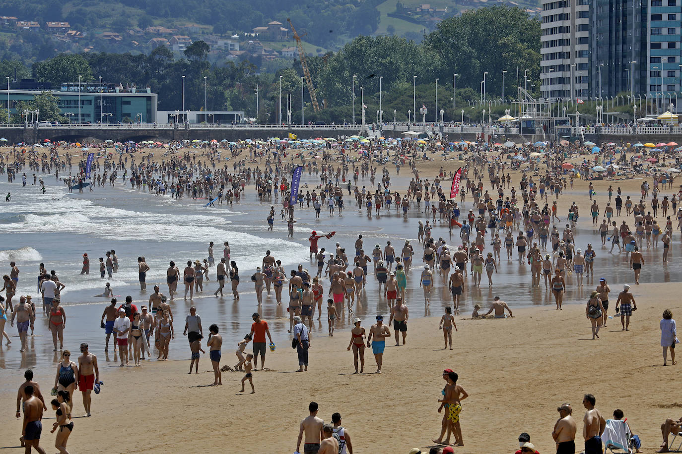 El calor que se ha instalado en la región ha llenado arenales y lugares turísticos de la región. Este clima favorable acompañará a los asturianos durante la próxima semana.