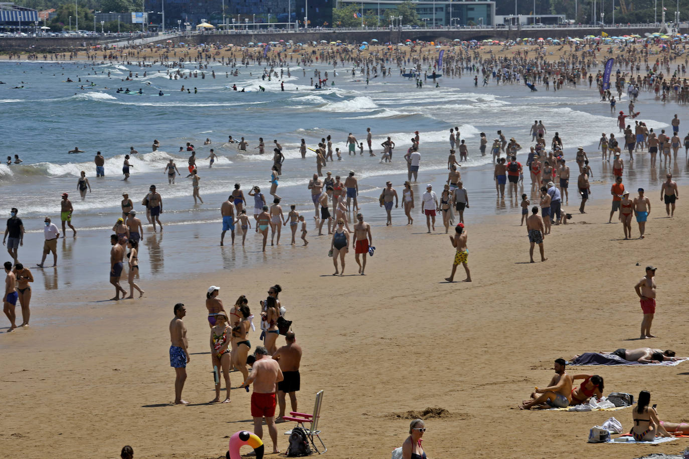El calor que se ha instalado en la región ha llenado arenales y lugares turísticos de la región. Este clima favorable acompañará a los asturianos durante la próxima semana.