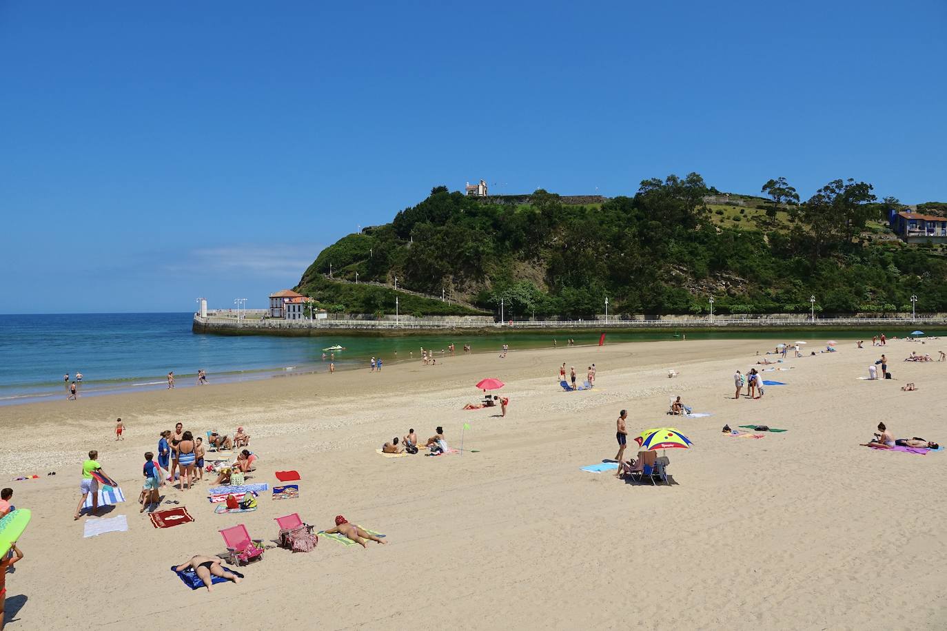 El calor que se ha instalado en la región ha llenado arenales y lugares turísticos de la región. Este clima favorable acompañará a los asturianos durante la próxima semana.