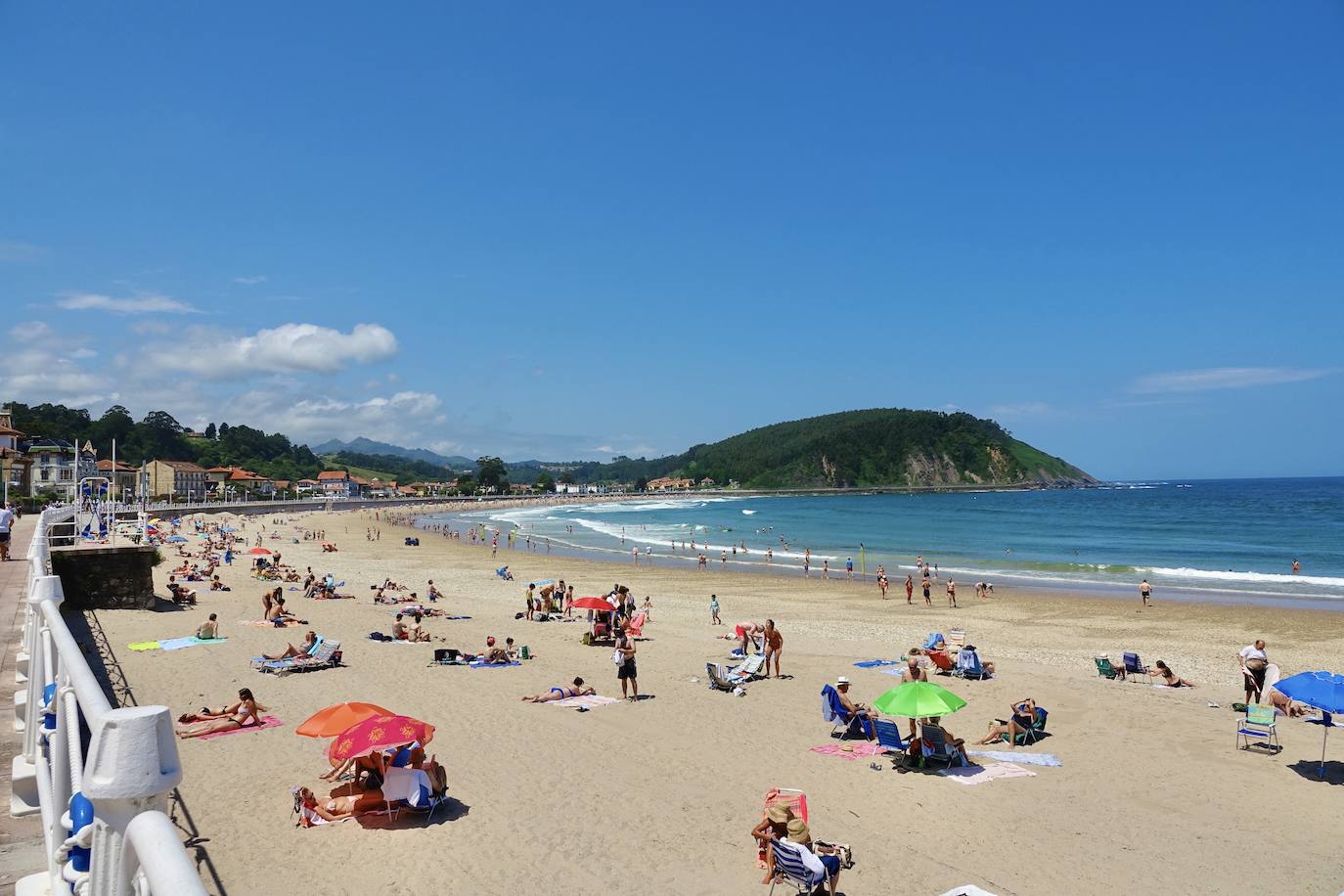El calor que se ha instalado en la región ha llenado arenales y lugares turísticos de la región. Este clima favorable acompañará a los asturianos durante la próxima semana.