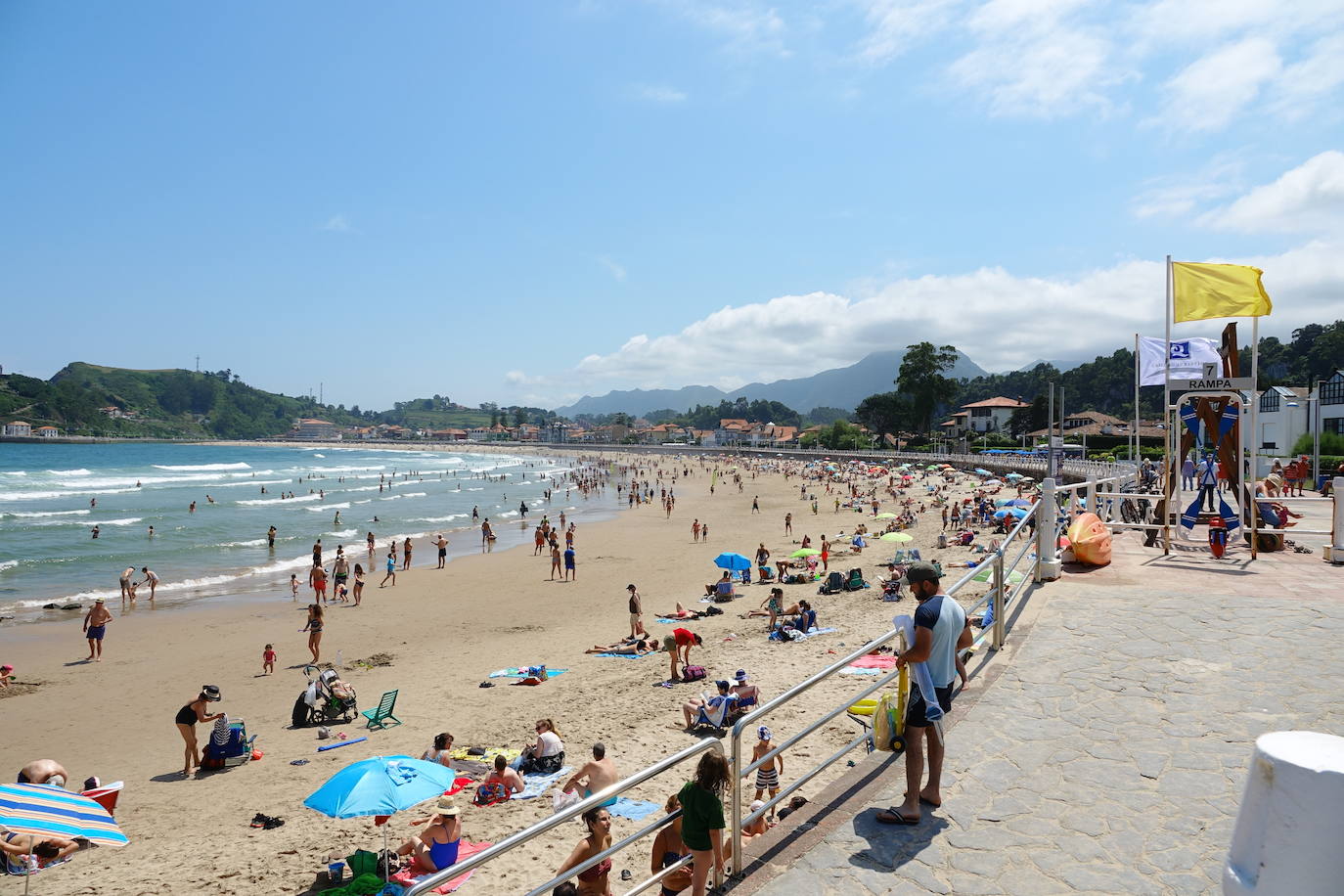 El calor que se ha instalado en la región ha llenado arenales y lugares turísticos de la región. Este clima favorable acompañará a los asturianos durante la próxima semana.