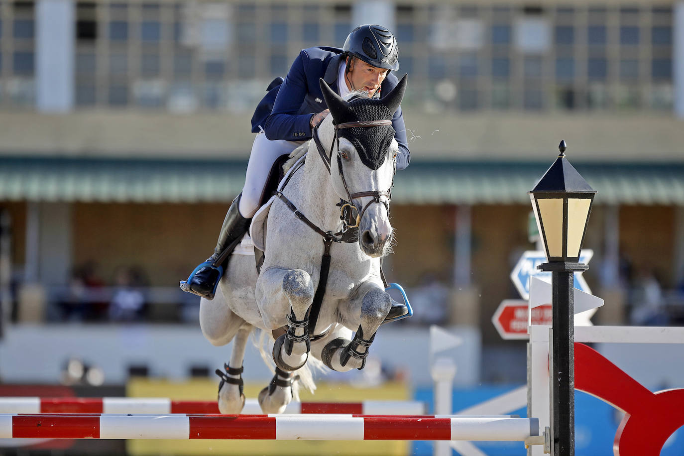 El jinete vitoriano se adjudicó el Gran Premio y la prueba de 1,35 en la última jornada del segundo CSN 3 estrellas del Gijón Horse Jumping