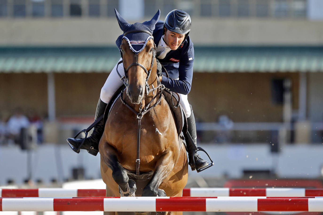 El jinete vitoriano se adjudicó el Gran Premio y la prueba de 1,35 en la última jornada del segundo CSN 3 estrellas del Gijón Horse Jumping