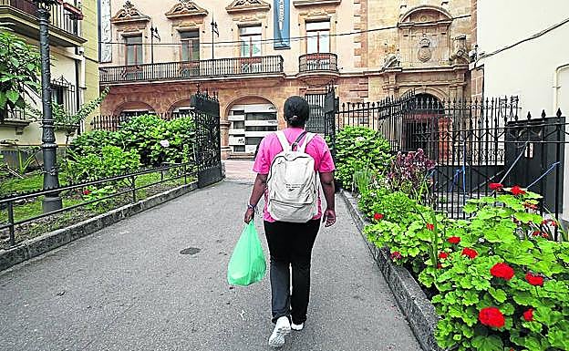 María Sousa, tras acudir al centro de las Hermanas de la Caridad a por una bolsa de comida. álex piña