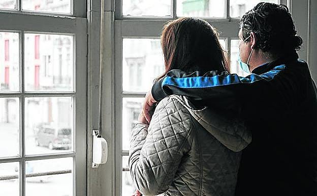 Julia y Luis, nombres ficticios, en la sede de la Fraternidad de Francisco de Avilés, donde van a por alimentos. omar antuña