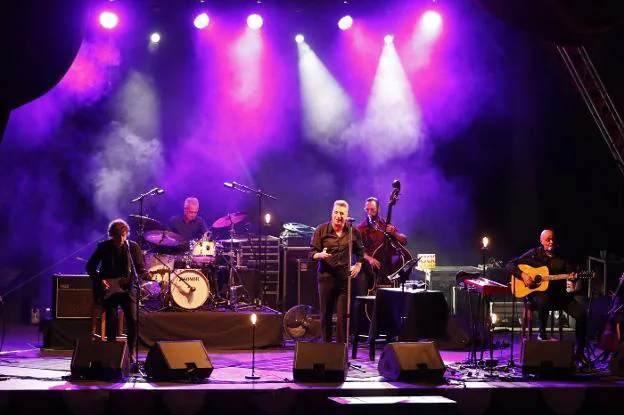Loquillo, en el centro del escenario, durante el concierto que dio anoche en la plaza de toros de Gijón. 