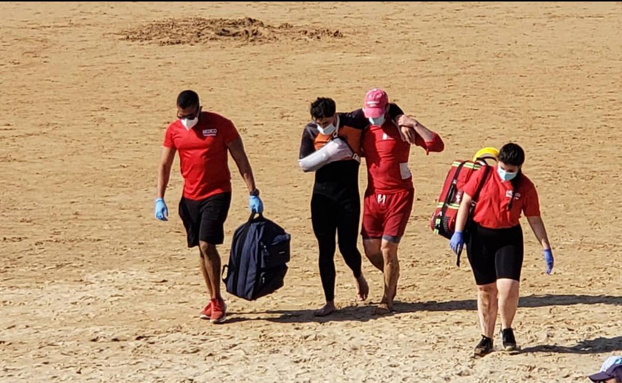 Evacúan a un surfista en San Lorenzo tras sufrir un fuerte golpe en el brazo