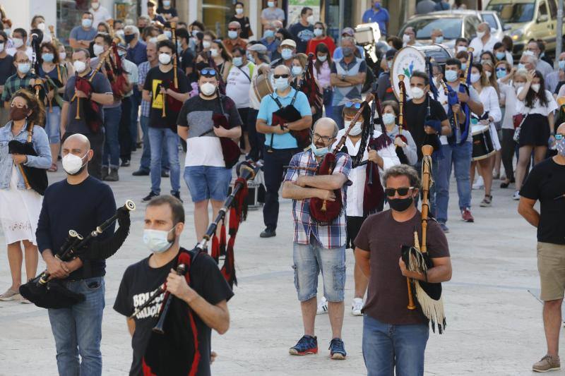 La plaza del Ayuntamiento maliayo acogió hoy, a las ocho de la tarde, una concentración de la Banda Gaitas Villaviciosa-El Gaitero en repulsa a las muertes violentas y en especial la de su compañero Javier Solares.