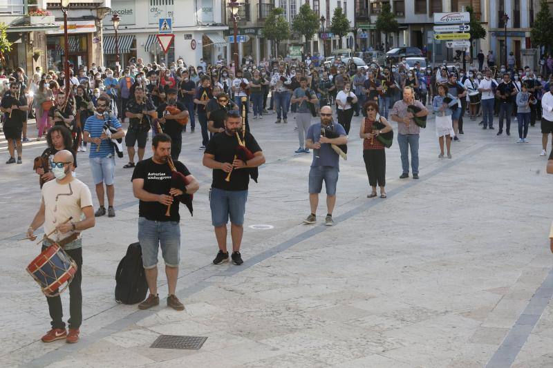 La plaza del Ayuntamiento maliayo acogió hoy, a las ocho de la tarde, una concentración de la Banda Gaitas Villaviciosa-El Gaitero en repulsa a las muertes violentas y en especial la de su compañero Javier Solares.