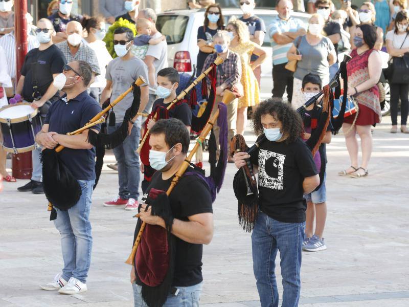 La plaza del Ayuntamiento maliayo acogió hoy, a las ocho de la tarde, una concentración de la Banda Gaitas Villaviciosa-El Gaitero en repulsa a las muertes violentas y en especial la de su compañero Javier Solares.