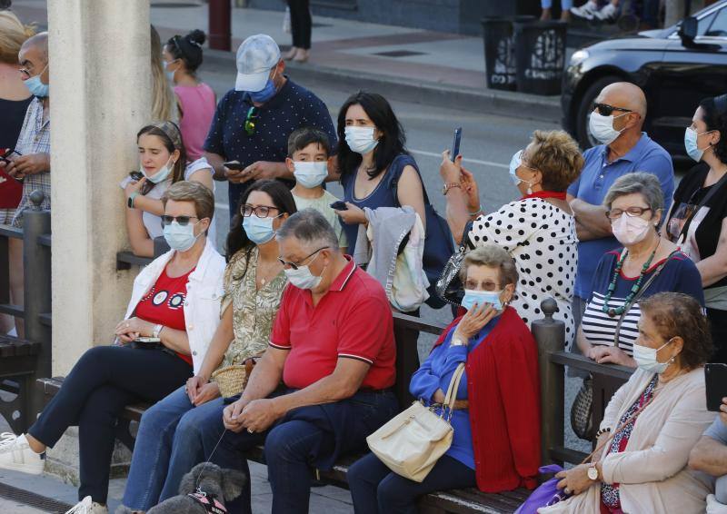 La plaza del Ayuntamiento maliayo acogió hoy, a las ocho de la tarde, una concentración de la Banda Gaitas Villaviciosa-El Gaitero en repulsa a las muertes violentas y en especial la de su compañero Javier Solares.