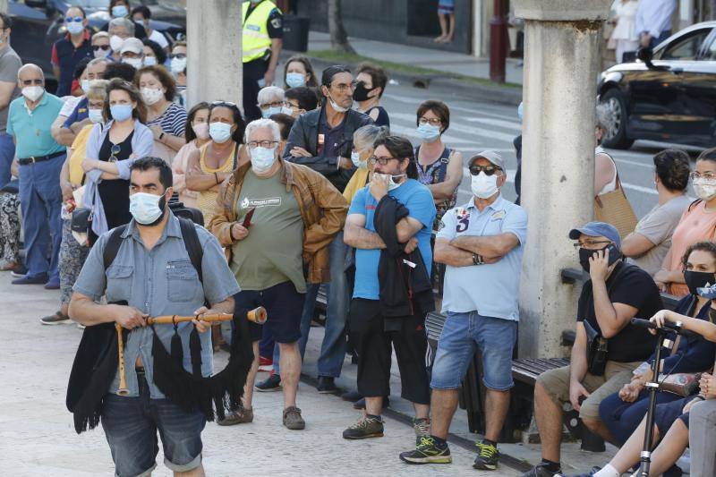 La plaza del Ayuntamiento maliayo acogió hoy, a las ocho de la tarde, una concentración de la Banda Gaitas Villaviciosa-El Gaitero en repulsa a las muertes violentas y en especial la de su compañero Javier Solares.