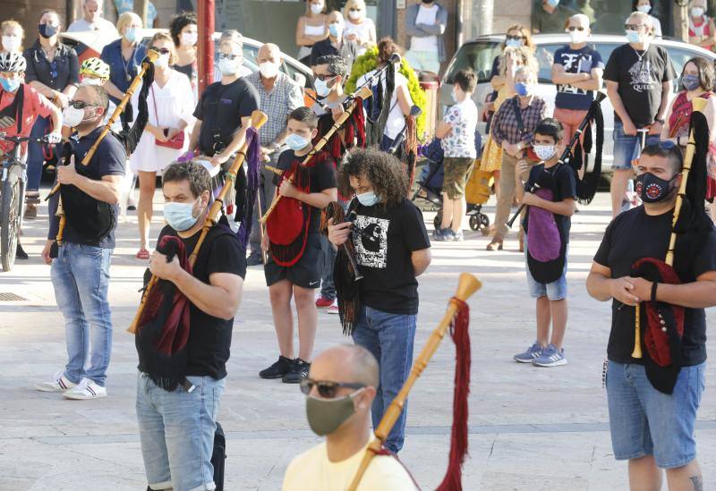 La plaza del Ayuntamiento maliayo acogió hoy, a las ocho de la tarde, una concentración de la Banda Gaitas Villaviciosa-El Gaitero en repulsa a las muertes violentas y en especial la de su compañero Javier Solares.