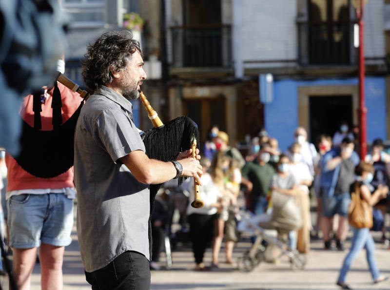 La plaza del Ayuntamiento maliayo acogió hoy, a las ocho de la tarde, una concentración de la Banda Gaitas Villaviciosa-El Gaitero en repulsa a las muertes violentas y en especial la de su compañero Javier Solares.