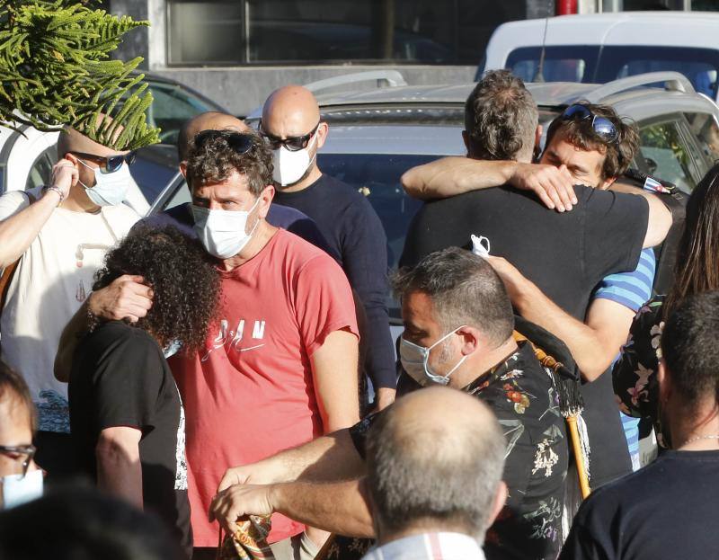 La plaza del Ayuntamiento maliayo acogió hoy, a las ocho de la tarde, una concentración de la Banda Gaitas Villaviciosa-El Gaitero en repulsa a las muertes violentas y en especial la de su compañero Javier Solares.