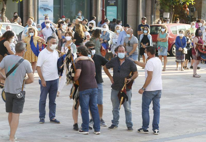 La plaza del Ayuntamiento maliayo acogió hoy, a las ocho de la tarde, una concentración de la Banda Gaitas Villaviciosa-El Gaitero en repulsa a las muertes violentas y en especial la de su compañero Javier Solares.