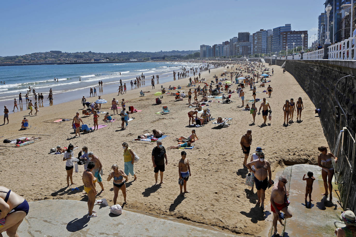 El buen tiempo en la ciudad ha hecho que el arenal registre una muy buena ocupación