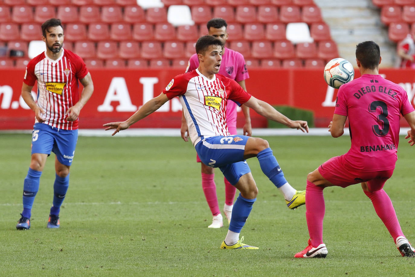 Apura sus opciones de 'play off' con una gran victoria ante el Málaga