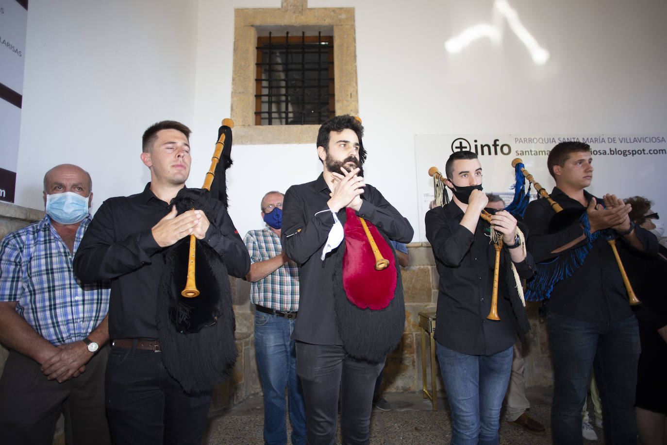 Las gaitas han vuelto a sonar con fuerza en Villaviciosa en honor de Xavi. Ha sido durante su funeral, y en medio de dolor de familiares y amigos que han acudido a darle el último adiós.