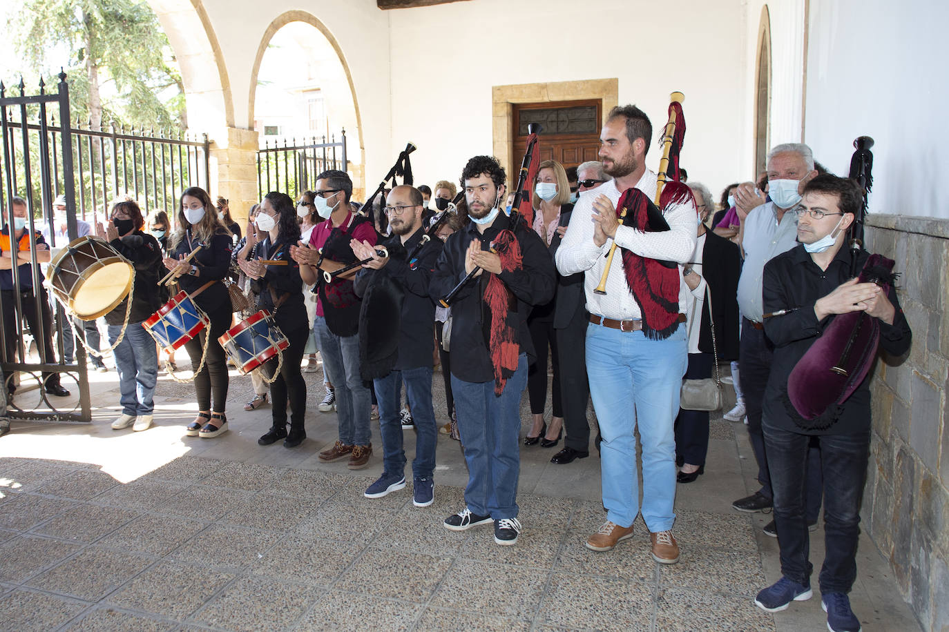 Las gaitas han vuelto a sonar con fuerza en Villaviciosa en honor de Xavi. Ha sido durante su funeral, y en medio de dolor de familiares y amigos que han acudido a darle el último adiós.