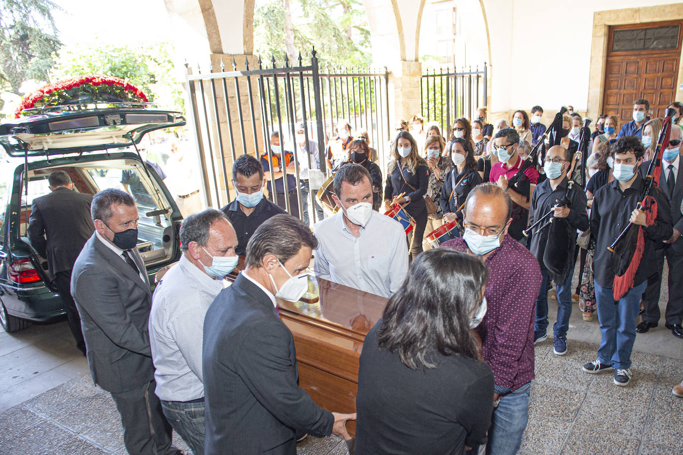 Las gaitas han vuelto a sonar con fuerza en Villaviciosa en honor de Xavi. Ha sido durante su funeral, y en medio de dolor de familiares y amigos que han acudido a darle el último adiós.