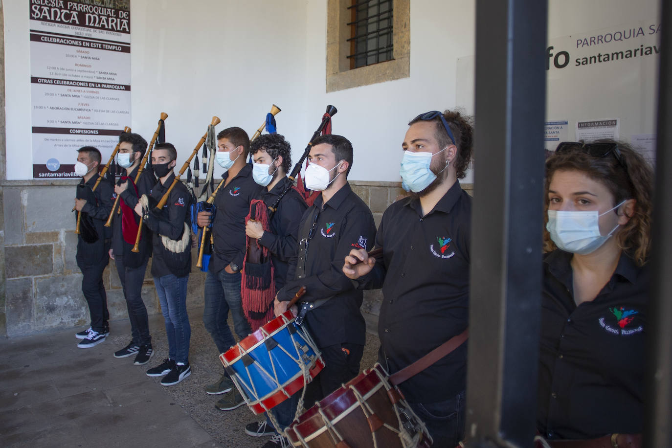 Las gaitas han vuelto a sonar con fuerza en Villaviciosa en honor de Xavi. Ha sido durante su funeral, y en medio de dolor de familiares y amigos que han acudido a darle el último adiós.