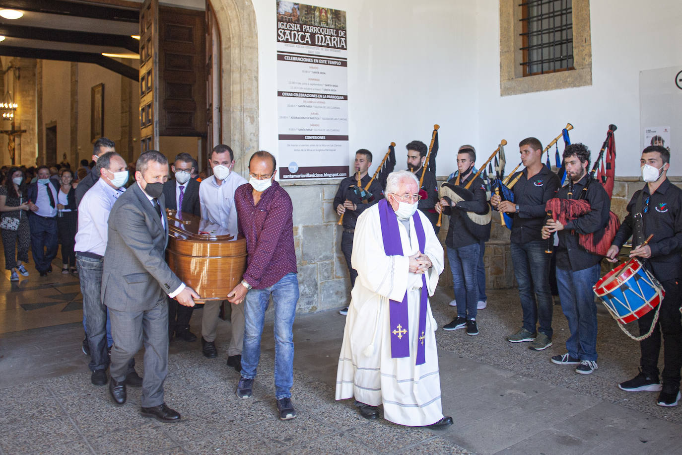 Las gaitas han vuelto a sonar con fuerza en Villaviciosa en honor de Xavi. Ha sido durante su funeral, y en medio de dolor de familiares y amigos que han acudido a darle el último adiós.