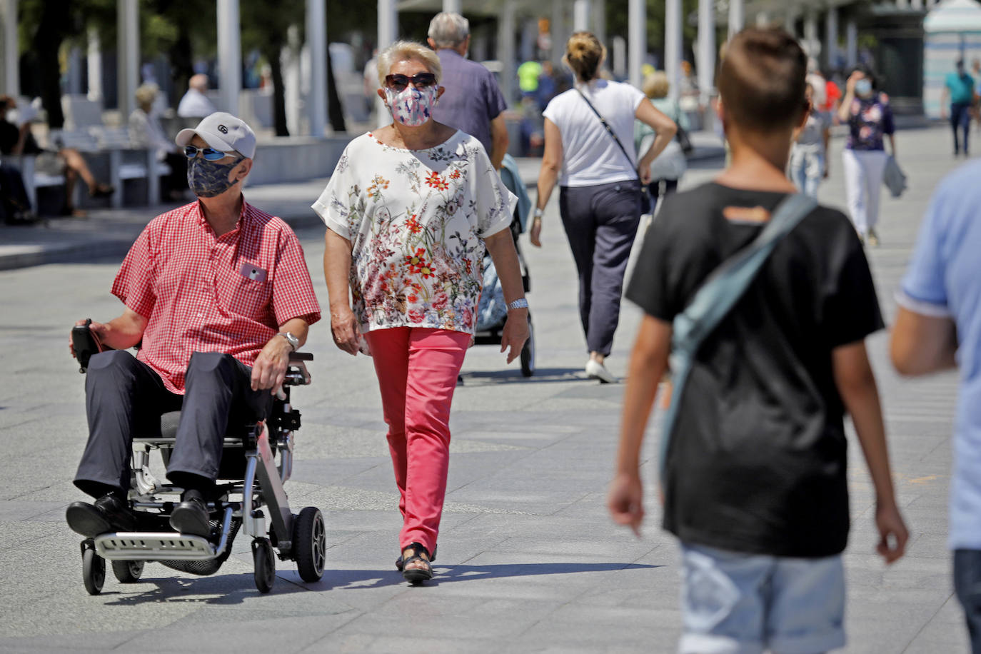 Tras aprobarse la obligatoriedad del uso de la mascarilla, los asturianos han salido a la calle concienciados, cumpliendo con la normativa. Policías locales vigilan, no obstante, posibles incumplimientos.