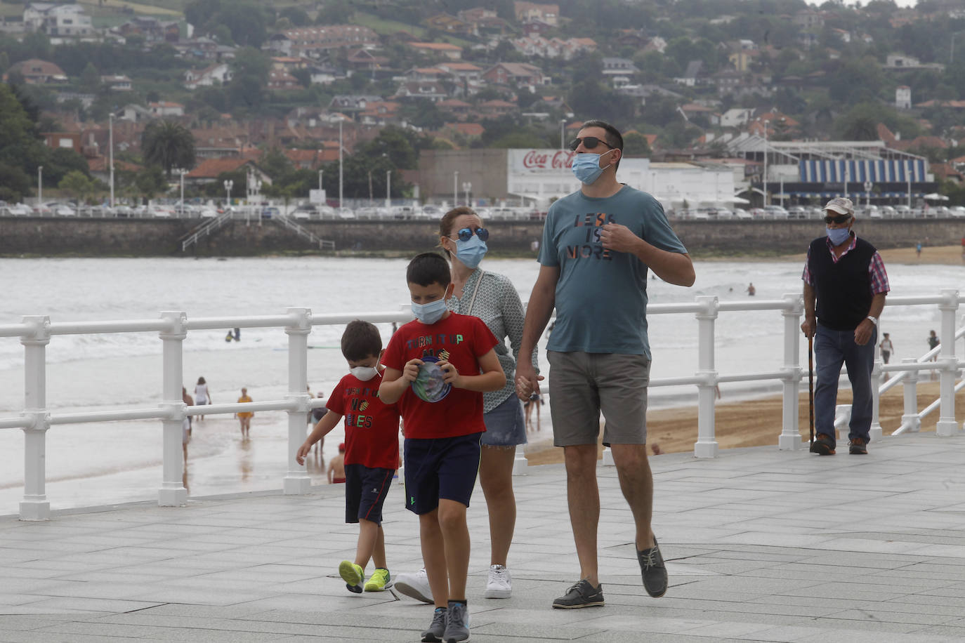 Tras aprobarse la obligatoriedad del uso de la mascarilla, los asturianos han salido a la calle concienciados, cumpliendo con la normativa. Policías locales vigilan, no obstante, posibles incumplimientos.