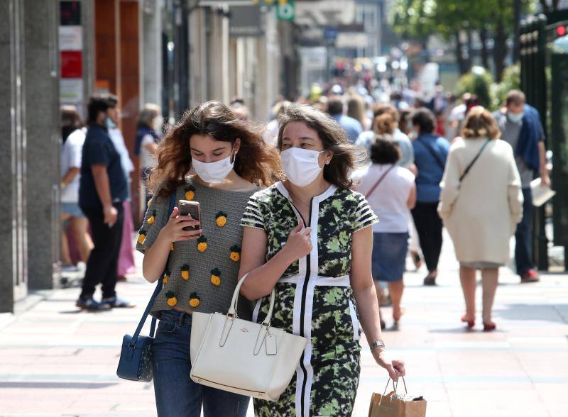 Tras aprobarse la obligatoriedad del uso de la mascarilla, los asturianos han salido a la calle concienciados, cumpliendo con la normativa. Policías locales vigilan, no obstante, posibles incumplimientos.