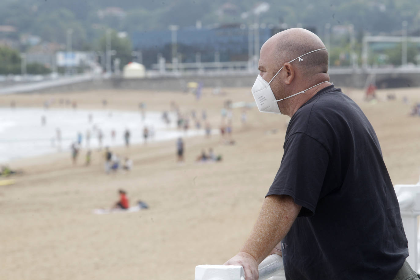 Tras aprobarse la obligatoriedad del uso de la mascarilla, los asturianos han salido a la calle concienciados, cumpliendo con la normativa. Policías locales vigilan, no obstante, posibles incumplimientos.